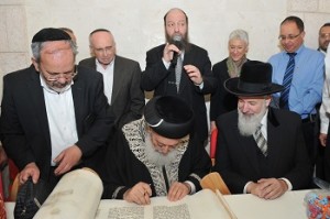 Inscribing the last letters into the Torah: Sitting left to right: Chief Rabbis of Israel Shlomo Amar and Yonah Metzger Standing left to right: Chief Rabbi of the Medical Center, Rabbi Moshe Klein; Hadassah National President Marcie Natan; and Hadassah Medical Center Acting Director General Dr. Yuval Weiss 