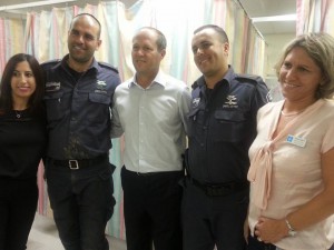 Left to right: Tammy Twitto, wife of Officer Ariel Twitto, standing next to her; Jerusalem Mayor Nir Barkat; Prison Service Officer Elad Biton; and Director of Hadassah-Mount Scopus Dr. Osnat Levtzion-Korach