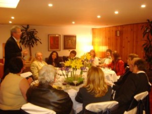 The Hadassah Mexico Board meets with Hadassah Consultant  Doug Smith over dinner in Mexico City.