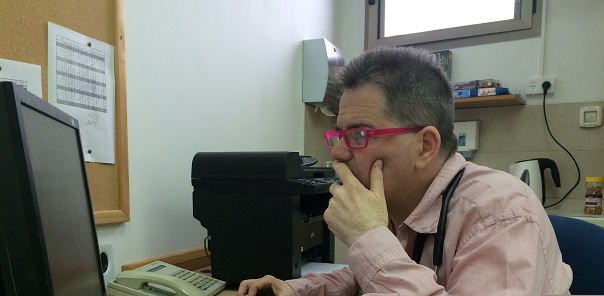 Dr. Oded Poznanski at Desk red 1