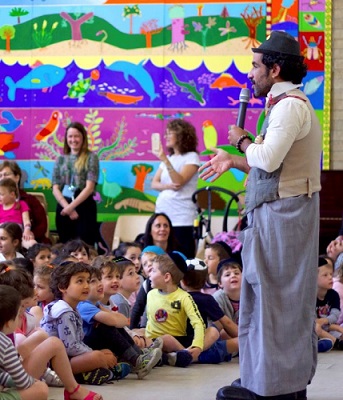DuSH speaking to young children in Australia