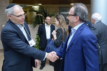 Moishe Sandler greets Dr. Maurice Sosnowski, President of Hadassah Belgium